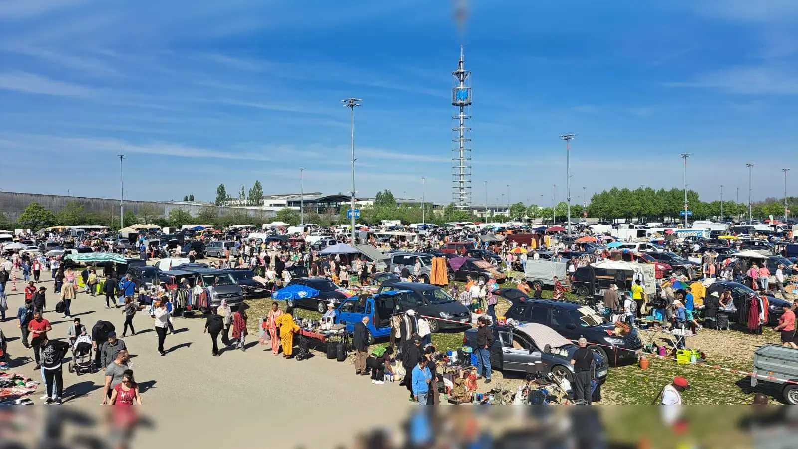Der Riemer Flohmarkt findet jeden Samstag statt. Große Auswahl herrscht hier für die Besucher. (Foto: Hartl)