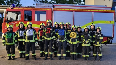 Erfolgreiche Prüfung: die Teilnehmer vor dem Neurieder Löschfahrzeug unter der Leitung des 2. Kommandanten Philipp Hergert (3. von links). (Foto: FF Neuried)