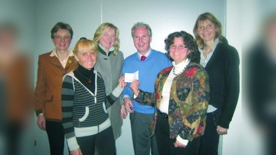 Scheckübergabe:Heide Tartler und Gabriele Möller von der KIT-Teamleitung (vorne, v.l.). Hinten (v.l.) die Club-Beauftragte für den Sozialdienst, Luise Schöhl, die Vorsitzende des Rotary Hilfswerks Brigitte Korner-Mann, Club-Präsident Georg Moeller und die Vorsitzende des KIT-Fördervereins Katharina Gegenwart-Holtz. (Foto: pi)