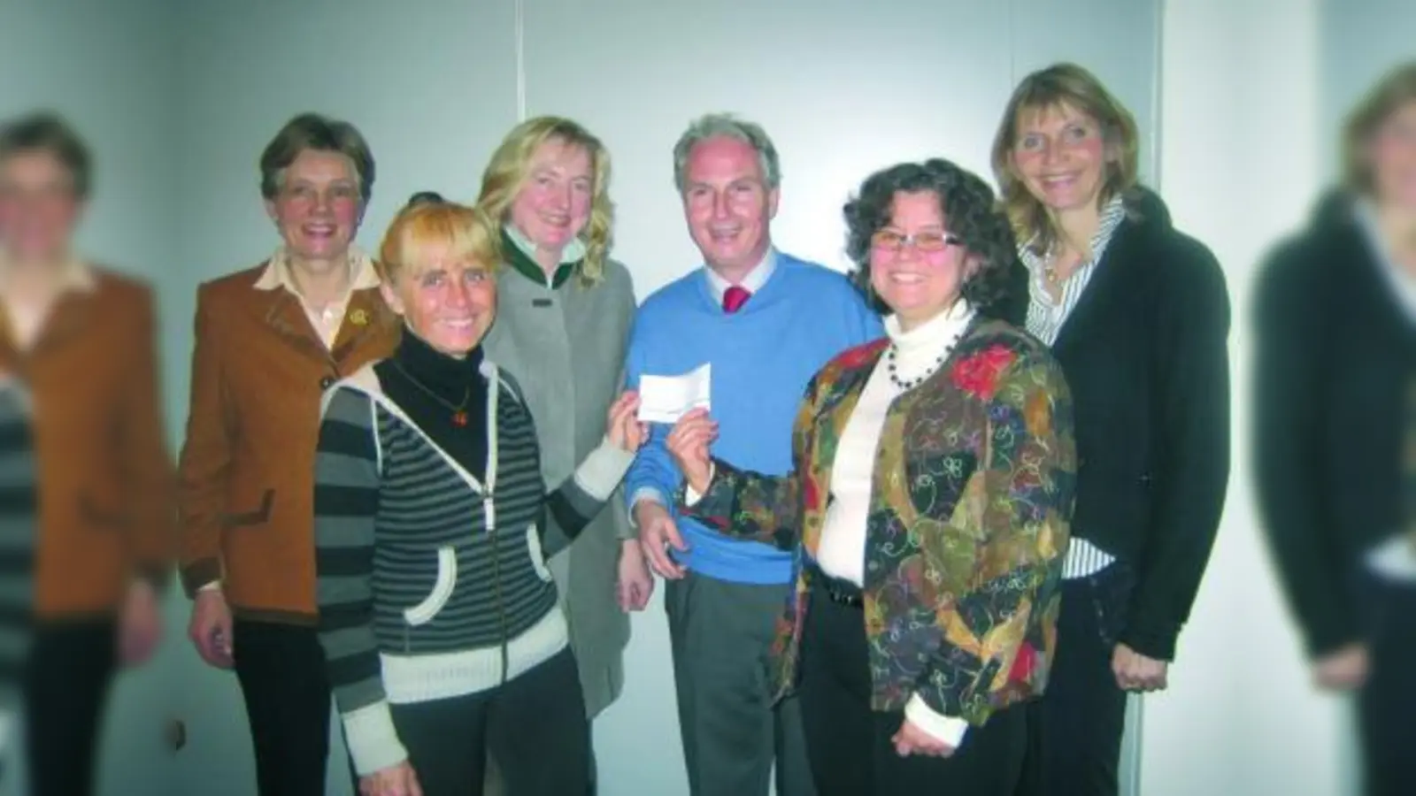Scheckübergabe:Heide Tartler und Gabriele Möller von der KIT-Teamleitung (vorne, v.l.). Hinten (v.l.) die Club-Beauftragte für den Sozialdienst, Luise Schöhl, die Vorsitzende des Rotary Hilfswerks Brigitte Korner-Mann, Club-Präsident Georg Moeller und die Vorsitzende des KIT-Fördervereins Katharina Gegenwart-Holtz. (Foto: pi)