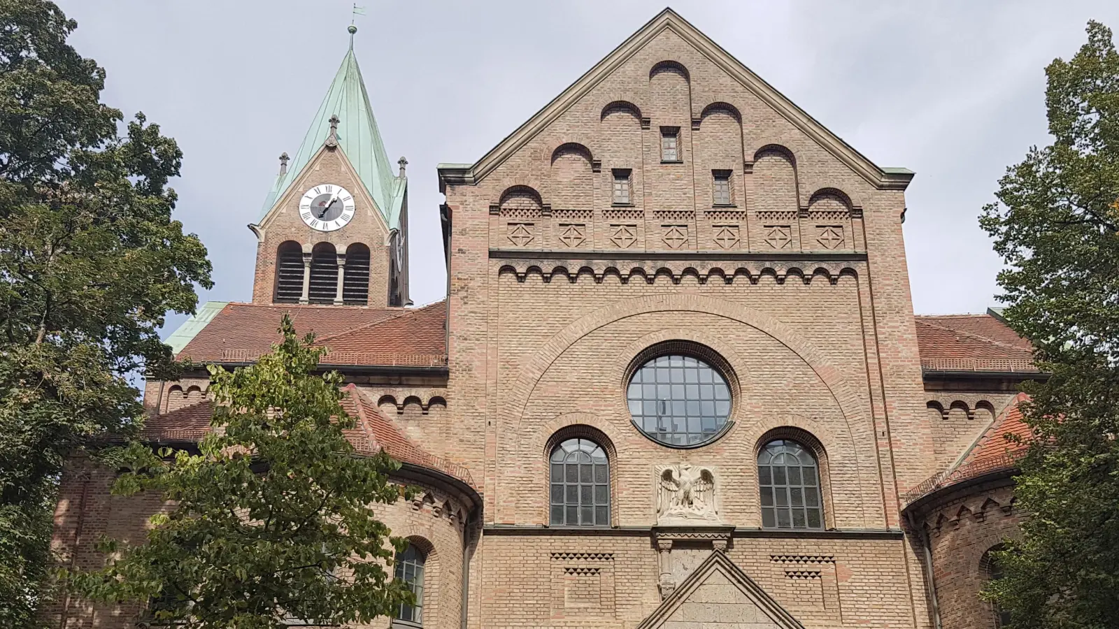 Feuer in der evangelischen Kirche St. Johannes am Preysingplatz: Die Polizei geht von Brandstiftung aus.  (Foto: bas)