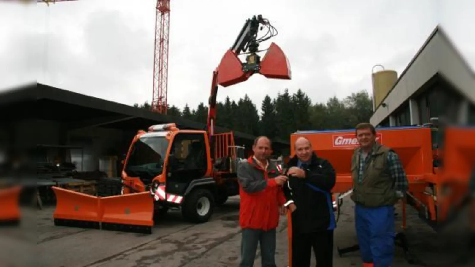 Auf Funktionskontrolle waren Helmut Degen, Werner Ottl und Rudi Lenz (v.l.) mit dem neuen Unimog der Gemeinde Gräfelfing. (Foto: US)