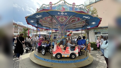 Eine Runde im Kinderkarussell macht den Marktsonntag zu einem lohnenden Ausflugsziel für die Kleinen. (Foto: pst)