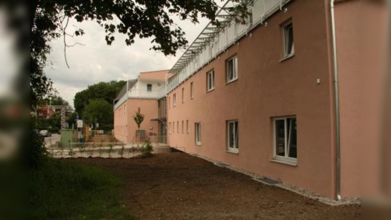 Außen wie innen fertig: 29 Wohneinheiten hat Pasings Clearinghaus an der Pippinger Straße. Im Juli und August ziehen die bedürftigen Familien ein. (Foto: US)