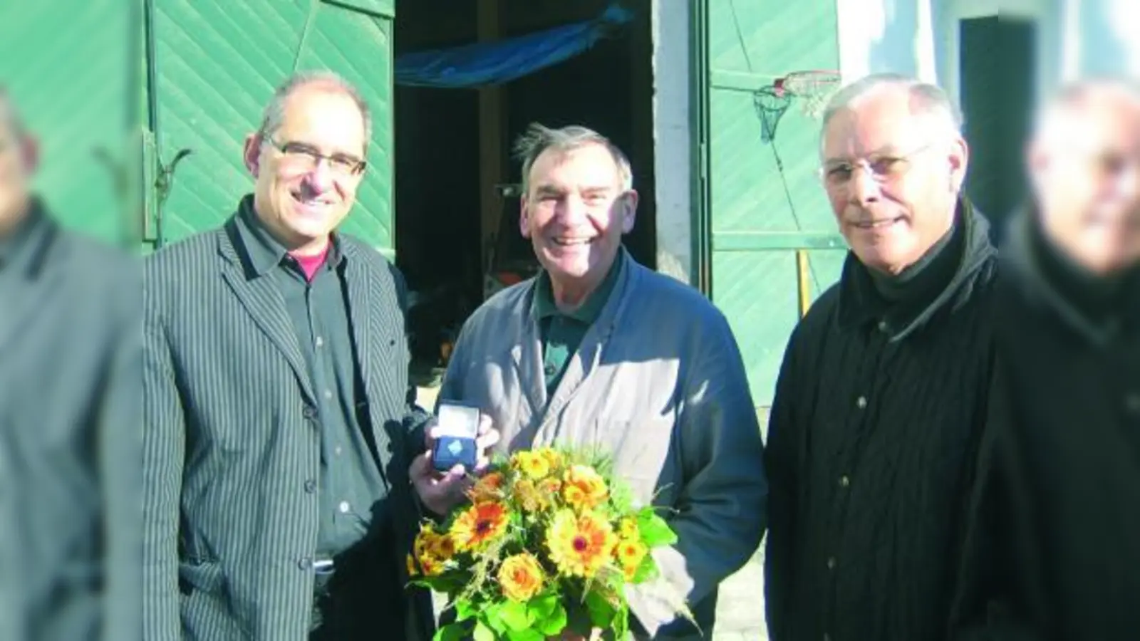 Ortsvorsitzender Frieder Vogelsgesang (li.) und CSU‑Geschäftsführer Roland Schichtel (re.) bedanken sich bei Karl Maisinger für seine langjährige Arbeit. (Foto: Ulrich Grams)