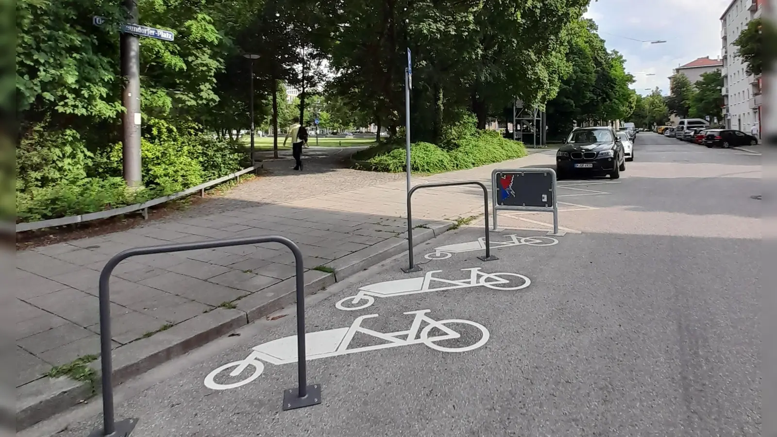 Abstellflächen für E-Tretroller, wie hier am Georg-Freundorfer-Platz, bleiben häufig ungenutzt. Daran könnten Ergänzungen zur „freiwilligen Selbstverpflichtung“ für Anbieter-Firmen künftig etwas ändern. Neu auch: Geplante „Mobilitätspunkte“, u.a. am Georg-Freundorfer-Platz, sollen den Umstieg auf Leihfahrzeuge erleichtern. (Foto: Beatrix Köber)