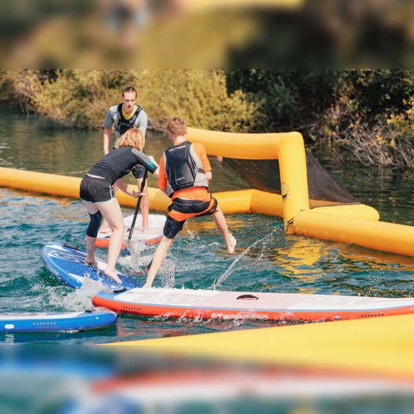 Hoch her ging es vor dem Tor beim SUP-Paddel-Turnier. Insgesamt waren fünf Teams am Start.  (Foto: SSC Neufahrn)