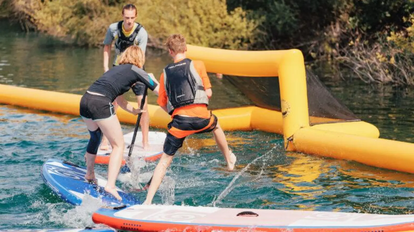 Hoch her ging es vor dem Tor beim SUP-Paddel-Turnier. Insgesamt waren fünf Teams am Start.  (Foto: SSC Neufahrn)