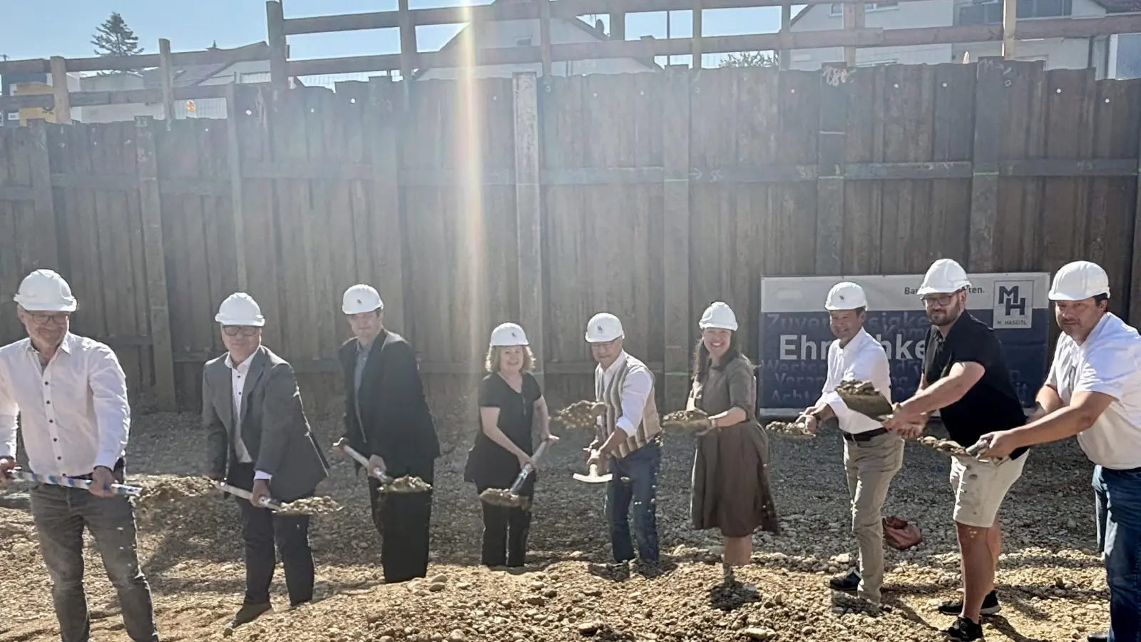 Spatenstich für den sozialen Wohnungsbau in Planegg mit (v. l.) René Holschbach, Bauleiter Rohbau Stefan Weber, Architekt Peter Flickinger, Christel Hallinger, Bürgermeister Hermann Nafziger, Judith Grimme, Karl Scheinhardt von Baugesellschaft München Land, Philipp Heiland und Alexander Wenninger. (Foto: Ulrike Seiffert)