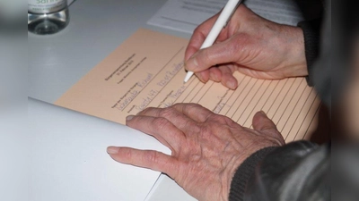 Auf Zetteln notierten die Bürger ihre Fragen an den Bürgermeister. (Foto: pst)