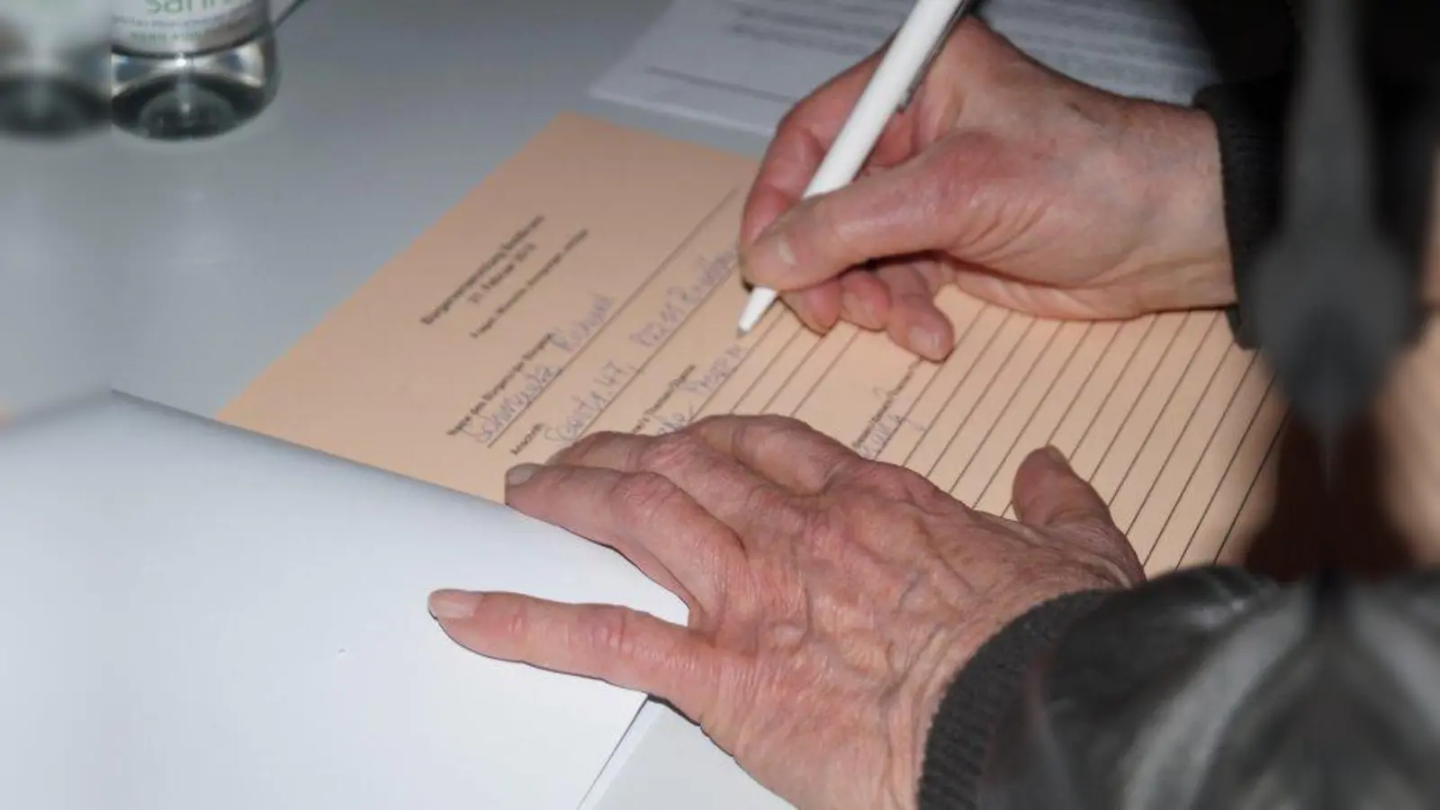 Auf Zetteln notierten die Bürger ihre Fragen an den Bürgermeister. (Foto: pst)