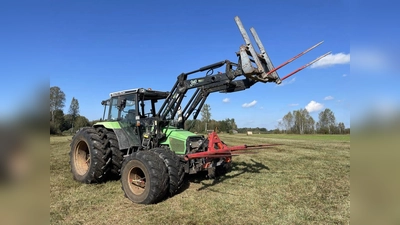 Die doppelte Bereifung reduziert den Bodendruck und sorgt auf feuchten oder moorigen Flächen für spürbar mehr Fahrstabilität und Bodenschonung. Ideal für die Mahd im nassen Grünland. (Foto: © Annika Woortman)