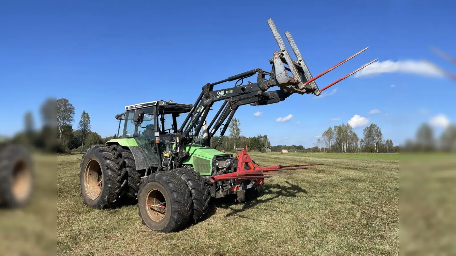 Die doppelte Bereifung reduziert den Bodendruck und sorgt auf feuchten oder moorigen Flächen für spürbar mehr Fahrstabilität und Bodenschonung. Ideal für die Mahd im nassen Grünland. (Foto: © Annika Woortman)