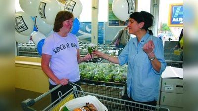 ALDI-Mitarbeiterin Marianne Semmling (r.) verteilte am Ausgang Blumen an die Kunden. (Foto: ls)