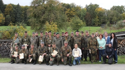  Die Teilnehmer des Herbstmarsches bzw. Herbstlaufes erhielten Urkunden und Medaillen. (Foto: Münch)