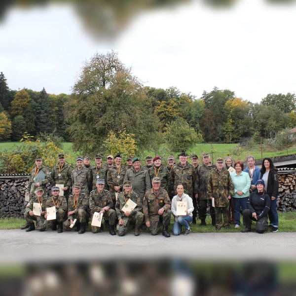  Die Teilnehmer des Herbstmarsches bzw. Herbstlaufes erhielten Urkunden und Medaillen. (Foto: Münch)