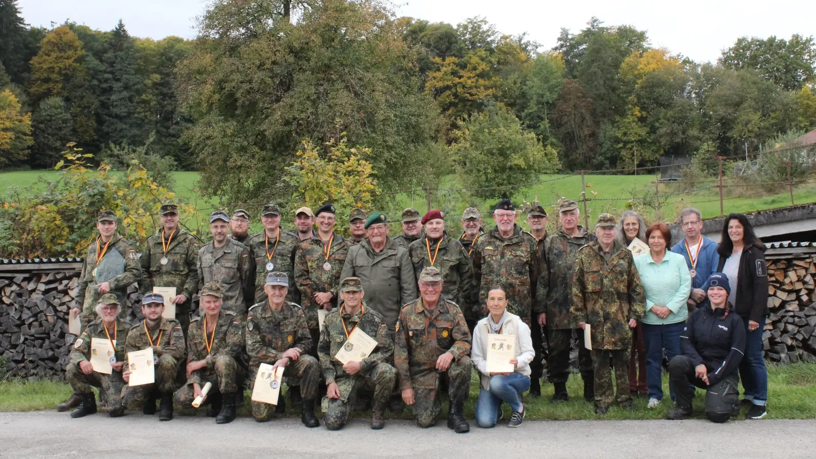  Die Teilnehmer des Herbstmarsches bzw. Herbstlaufes erhielten Urkunden und Medaillen. (Foto: Münch)