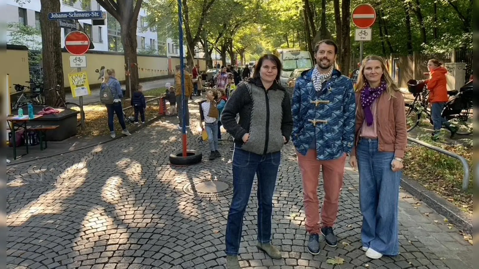 Im vergangenen Sommer war die Hanebergstraße mit Unterstützung des Bezirksausschusses bereits zur temporären Spielstraße geworden. Im Bild die BA-Vertreter von links : Anna Hanusch (BA-Vorsitzende), Fabian Norden (Radbeauftragter) und Leonie Lobinger (Kinderbeauftragte).  (Archivbild: Hanusch)