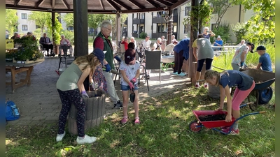 Die Kindergruppe „Tausendfüßler” des Gartenbauvereins sorgte im Marienheim dafür, dass dort nun wieder Blumen blühen. (Foto: Gartenbauverein Oberpframmern)