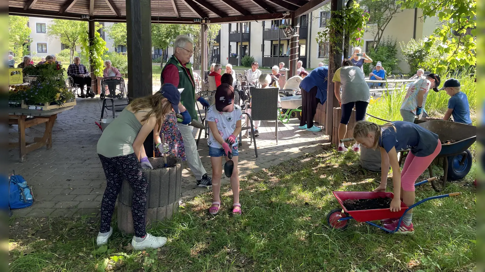 Die Kindergruppe „Tausendfüßler” des Gartenbauvereins sorgte im Marienheim dafür, dass dort nun wieder Blumen blühen. (Foto: Gartenbauverein Oberpframmern)