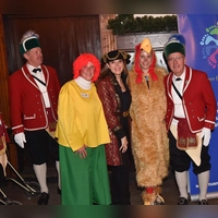 Umrahmt von zwei Vertretern der Schäffler freuten sich (v.l.) Ilona Gross, Claudia Sauter und Madlen Stephan (alle Vorstand Münchner für Münchner e.V.) über die gelungene Faschingsfeier. (Foto: Brauer Photos/G. Nitschke)