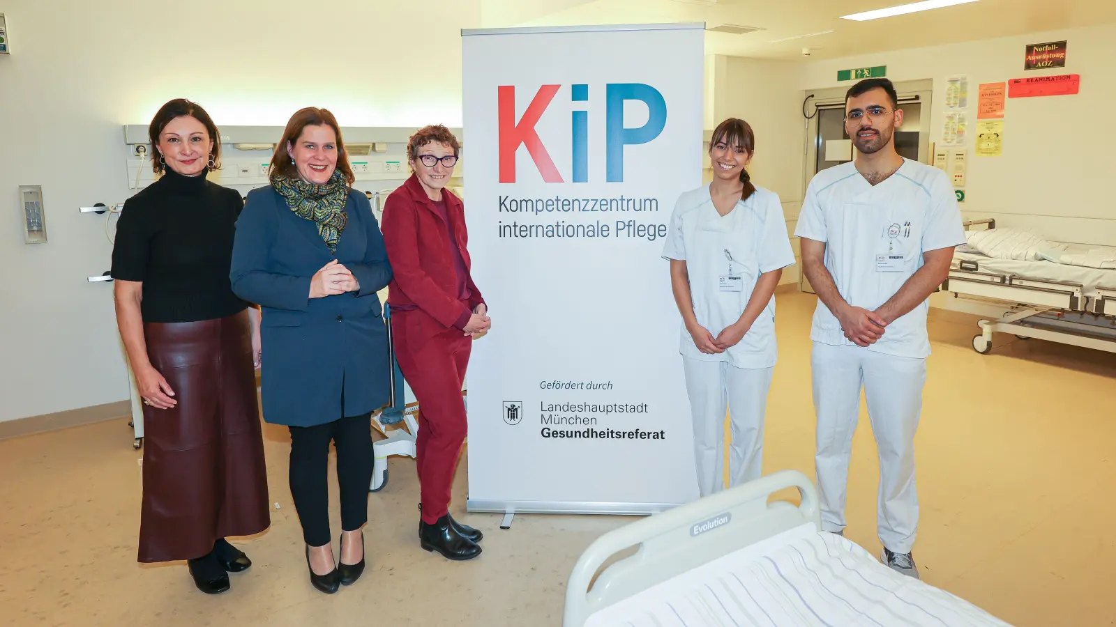 Bürgermeisterin Verena Dietl (M.), Gesundheitsreferentin Beatrix Zurek (r.) und München Klinik-Geschäftsführerin Petra Geistberger (l.) eröffneten das Kompetenzzentrums für internationale Pflegekräfte (KiP) an der MünchenKlinik Schwabing. (Foto: Michael Nagy/ Presseamt LHM)