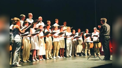 Der Chor „Capella Nova München” kann heuer auf sein 20-jähriges Bestehen zurückblicken. Rechts im Bild: Chorleiter Roger Hefele. (Foto: pi)