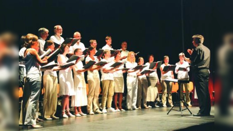 Der Chor „Capella Nova München” kann heuer auf sein 20-jähriges Bestehen zurückblicken. Rechts im Bild: Chorleiter Roger Hefele. (Foto: pi)