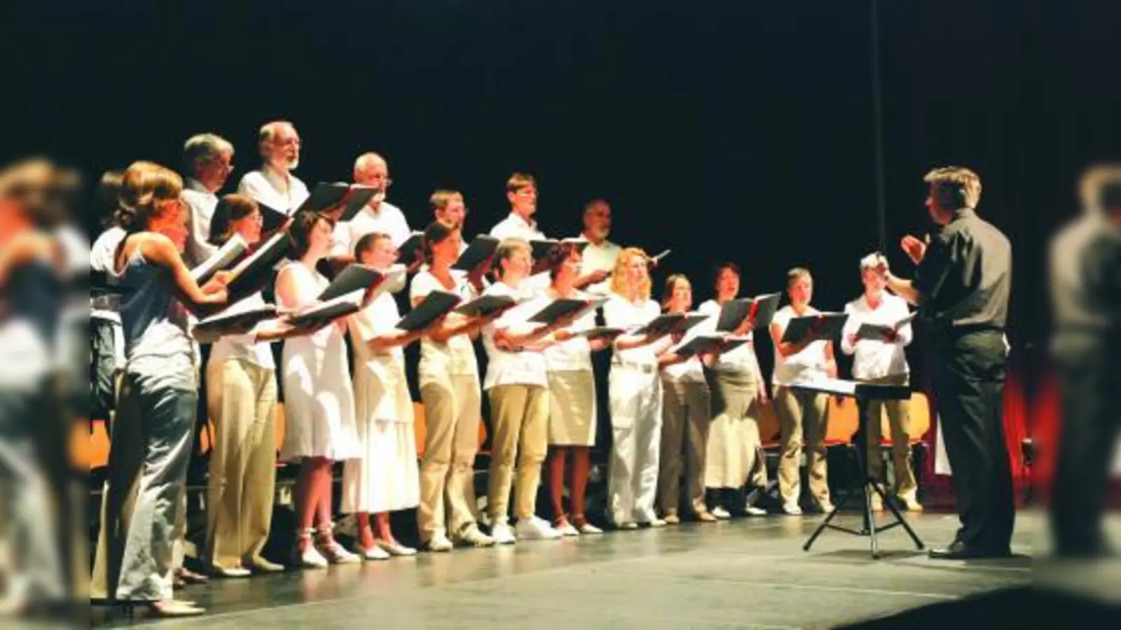 Der Chor „Capella Nova München” kann heuer auf sein 20-jähriges Bestehen zurückblicken. Rechts im Bild: Chorleiter Roger Hefele. (Foto: pi)