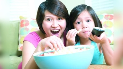 Die Initiative „Schau hin! Was Deine Kinder machen.“ gibt unter anderem Tipps, wie Eltern den Fernsehkonsum steuern und mit ihren Kindern darüber reden können. (Foto: photos.com)