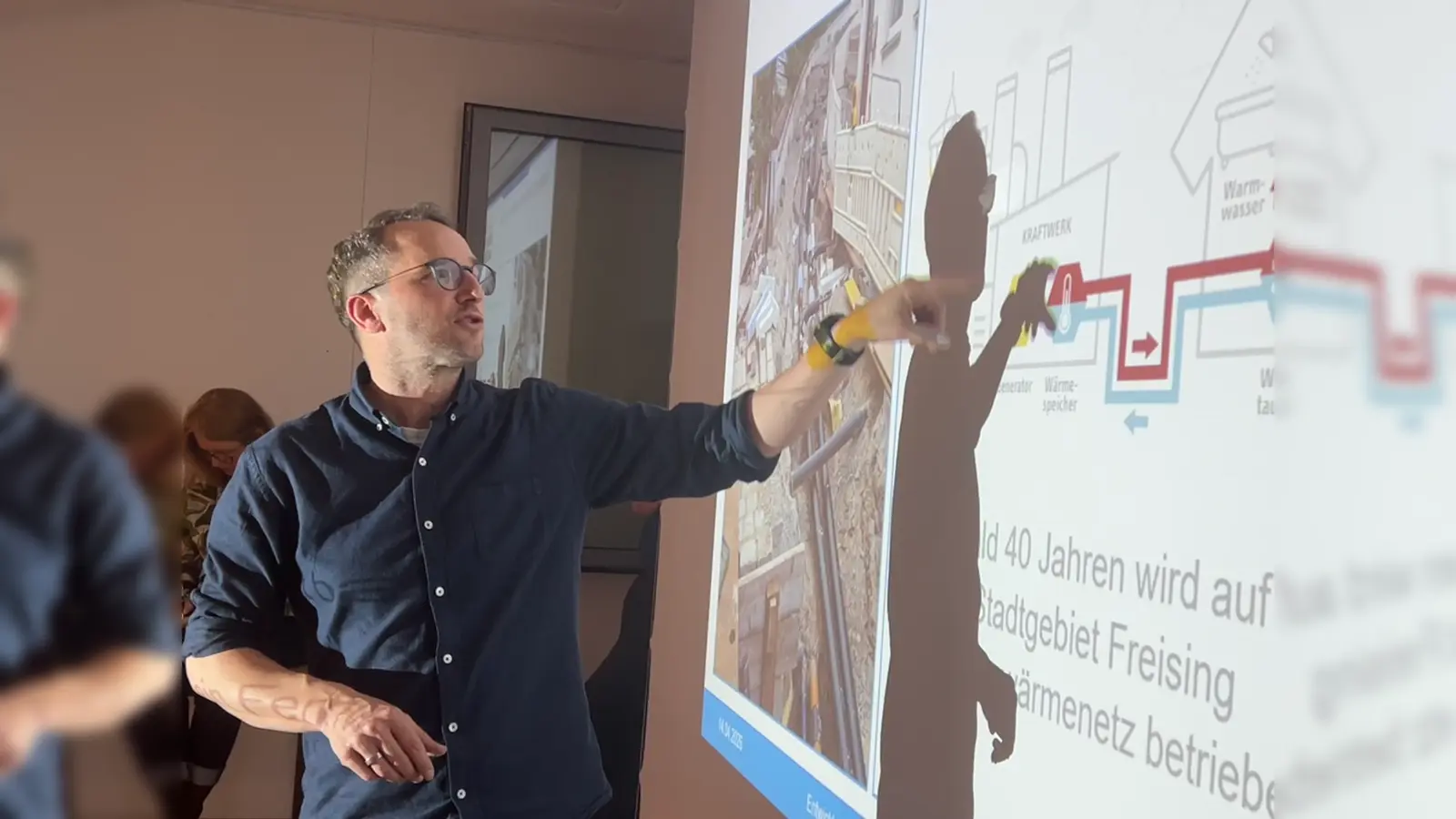 Tobias Grießl von der Freisinger Stadtwerken erklärte den Ausbau des Fernwärme. (Foto: © Rainer Teschner)