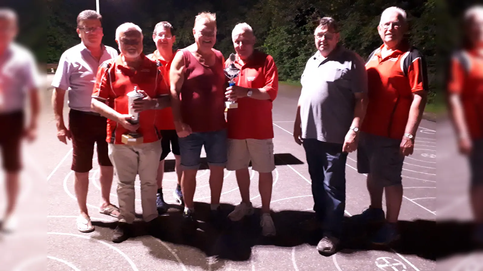 Bürgermeister Alois Hofstetter (links) und die beiden Abteilungsleiter bei der Übergabe des Wanderpokals an den Sieger von Schützenheil Steinhöring.  (Foto: Verein )