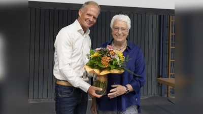 Renate Dodell wurde zur Ehrenvorsitzenden ernannt. Vereinsvorsitzender Jakob Schaetz dankte ihr für ihren unermüdlichen Einsatz. (Foto: Hospizverein)