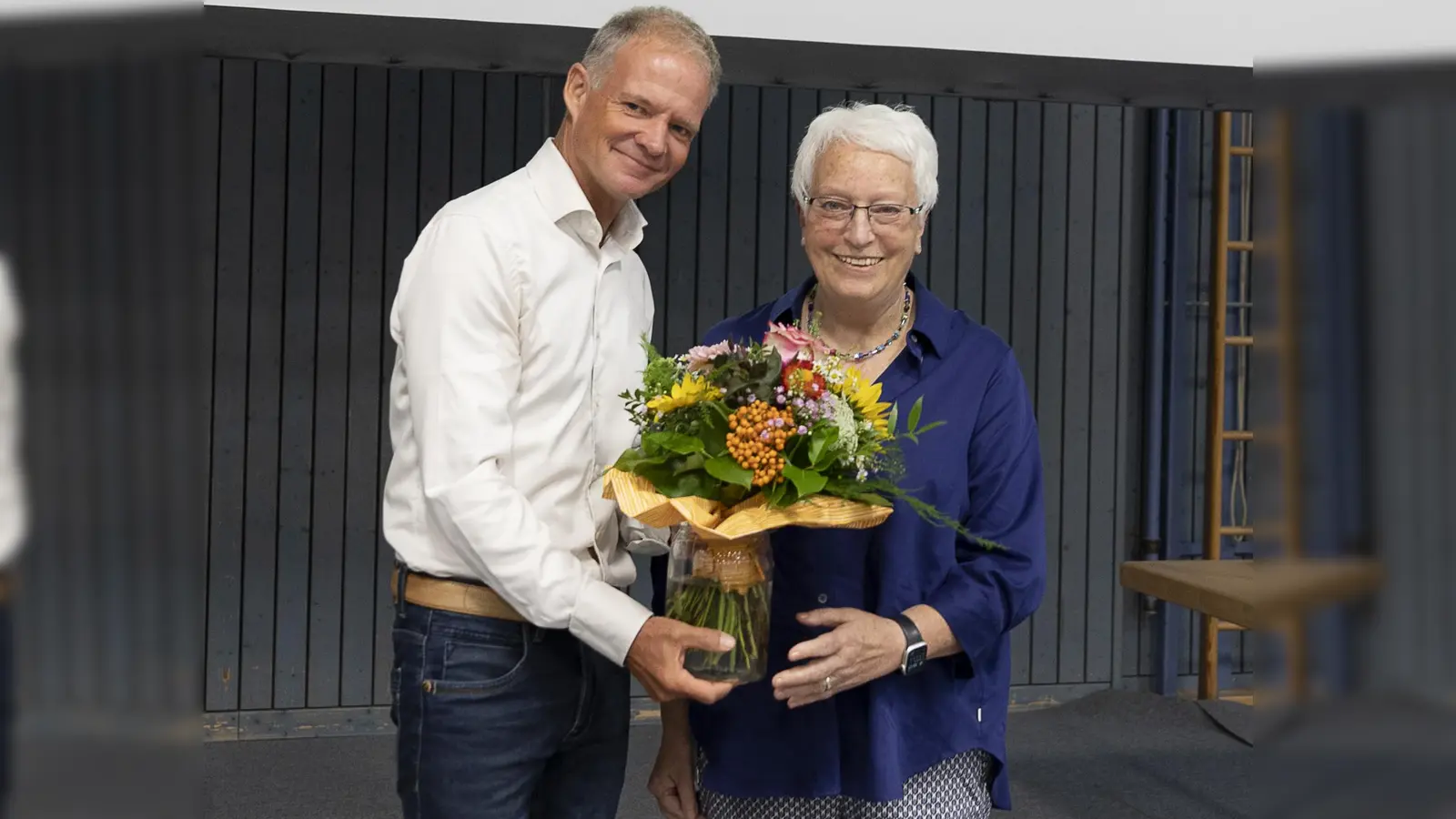 Renate Dodell wurde zur Ehrenvorsitzenden ernannt. Vereinsvorsitzender Jakob Schaetz dankte ihr für ihren unermüdlichen Einsatz. (Foto: Hospizverein)