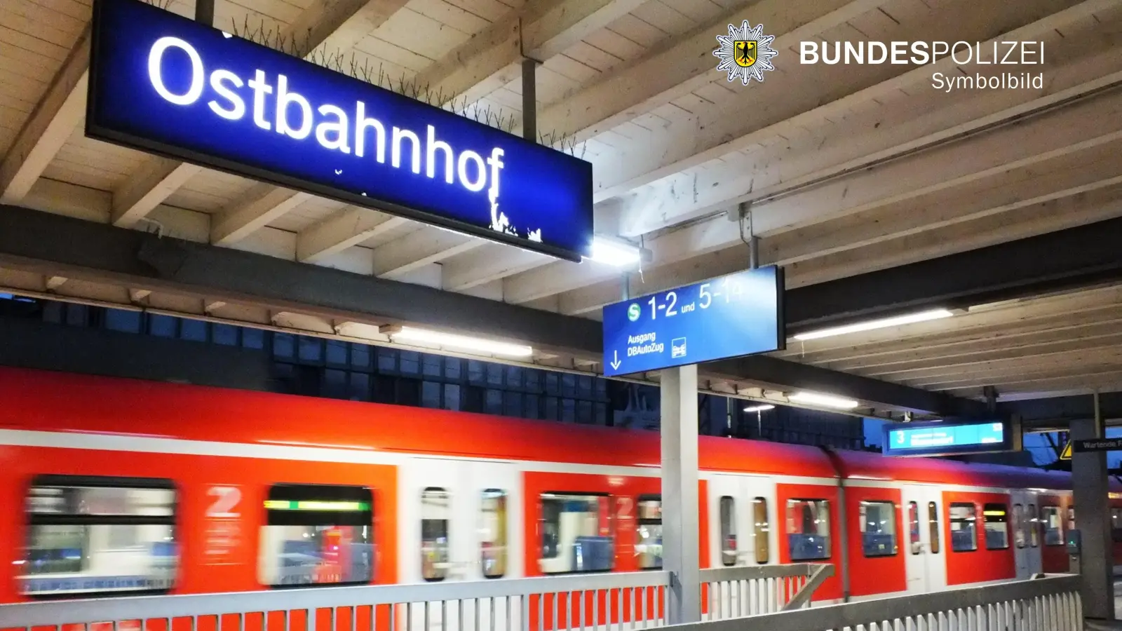 Am Ostbahnhof ist ein Kinderwagen ins Gleis gerollt. Dieser war zwar leer, dennoch hätte Schlimmeres passieren können. (Symbolbild: Bundespolizei)