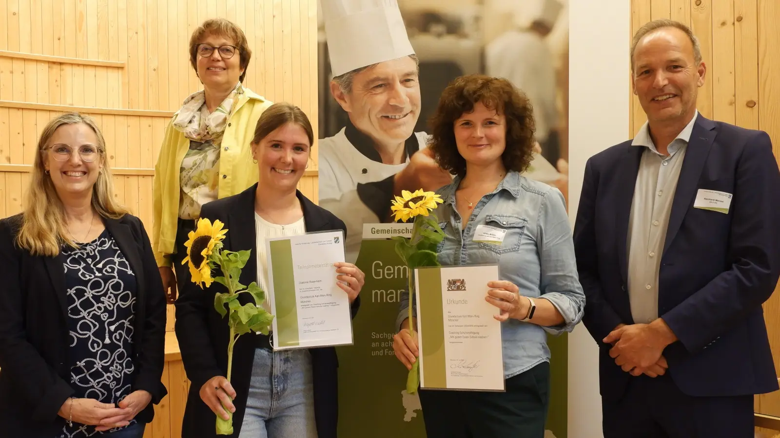 Feierten die erfolgreiche Teilnahme für die Grundschule am Karl-Marx-Ring: Irmgard Reischl (hi.), Martina Fink (Coach), Hannah Strobl (Leiterin beim Träger Jugendhilfe), Ulrike Busler (komm. Rektorin Grundschule Karl-Marx-Ring) und Reinhard Menzel. (Foto: AELF Ebersberg-Erding)