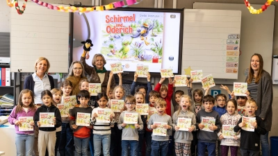 Freuten sich über den Lesestoff: Rektorin Nikola Kurpas, Anneliese Bradel und Brigitte von Kienlin vom Rotary-Club Gauting-Würmtal, Klassenlehrerin Teresa Escheu (von links) und die Schülerinnen und Schüler der Klasse 1a. (Foto: privat)