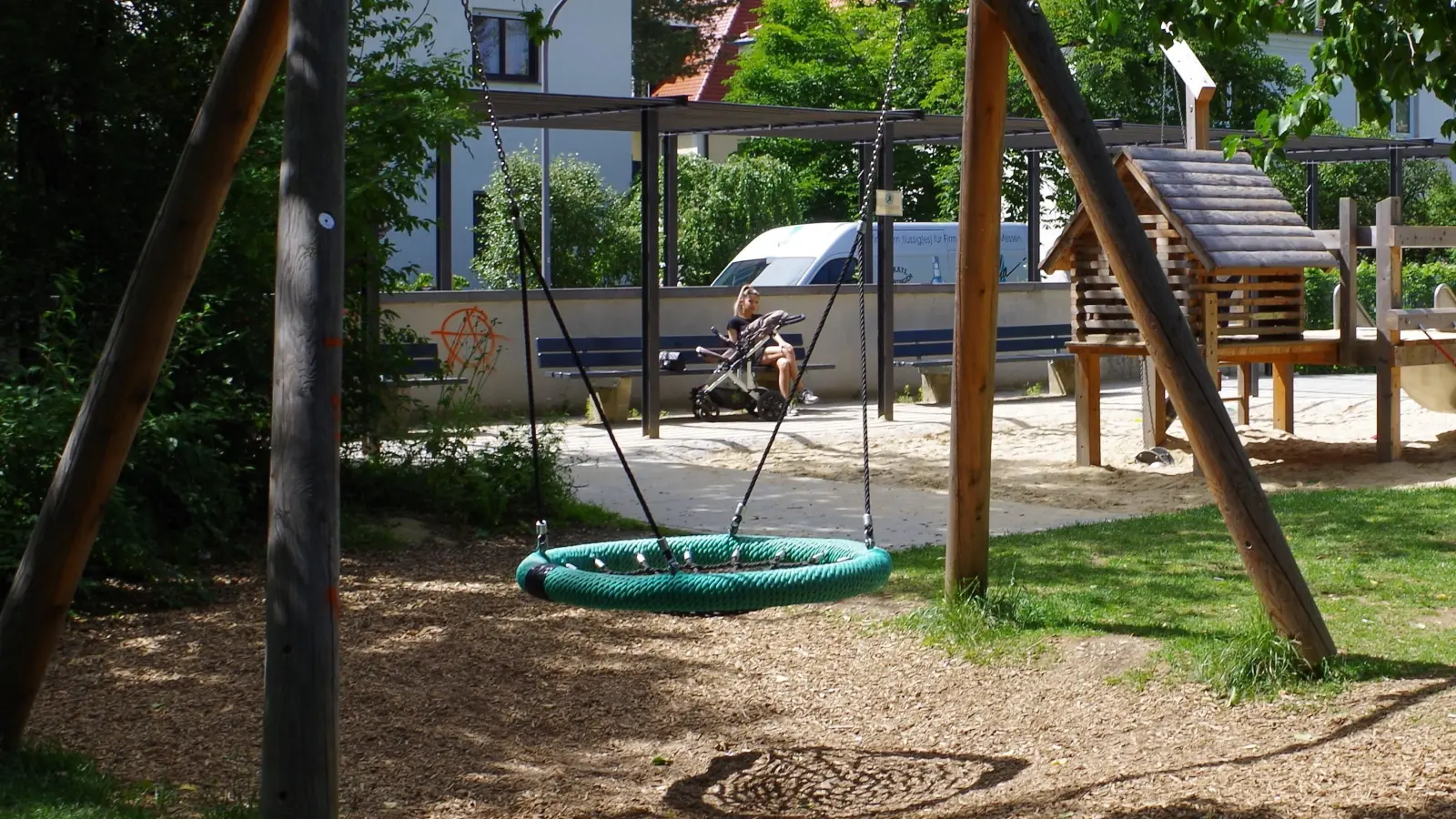 Eine Vogelnestschaukel wie diese könnte die Spielgeräte im Grünwaldpark ergänzen. (Foto: kö)