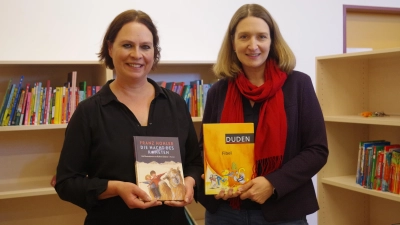 Rektorin Susanne Draxlbauer (l.) und Elternbeiratsvorsitzende Hilka Starke freuen sich, dass die Grundschule in der Fürstenrieder Straße bald eine eigene Schulbibliothek hat. (Foto: kö)