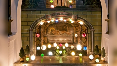Das Heilige Grab leuchtet vor Ostern wieder in der Katholischen Kirche St. Andreas. (Foto: Gemeinde Grasbrunn)