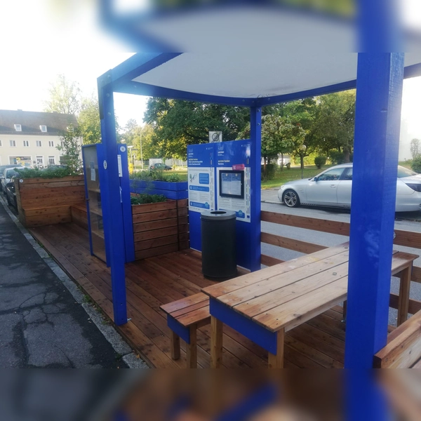 Letztes Jahr befand sich das Parklet in der Max-Liebermann-Straße. Heuer lädt es ab dem 25. Juni an der Hugo-Wolf-Straße/ Ecke Erwin-von-Steinbach-Weg zum Lesen und Verweilen ein.  (Archivbild: tab)