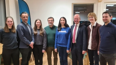 Der neue Vorstand (von links): Alice Laskovitch (Jugendleiterin), Martin Rattenberger (Vertreter Stadt Germering), Cosima Wienke (Schriftführerin), Dorian Schnelzer (Vertreter Unternehmensmitglieder), StephanieDambacher (Schatzmeisterin), Jürgen Biffar (Vorsitzender), Sylvia Vitz (stellv. Vorsitzende), Markus Volke (Vertreter Schulen). (Foto: DigiClub)