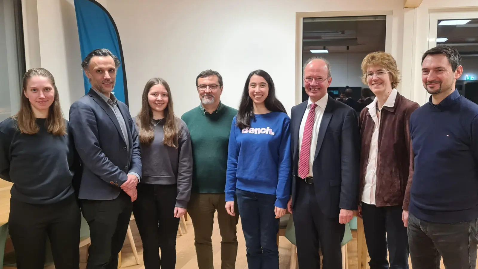 Der neue Vorstand (von links): Alice Laskovitch (Jugendleiterin), Martin Rattenberger (Vertreter Stadt Germering), Cosima Wienke (Schriftführerin), Dorian Schnelzer (Vertreter Unternehmensmitglieder), StephanieDambacher (Schatzmeisterin), Jürgen Biffar (Vorsitzender), Sylvia Vitz (stellv. Vorsitzende), Markus Volke (Vertreter Schulen). (Foto: DigiClub)