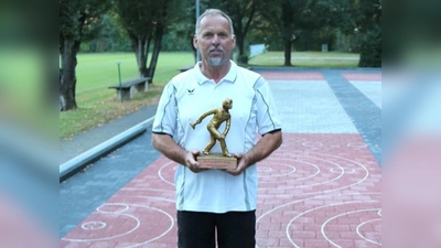 Bei der Siegerehrung gratulierten alle dem Pokalsieger.  (Foto: VA)