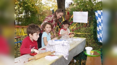 Fleißig ausgerollt, mit Schablone geschnitten und reichlich verziert wurde in der „Lebkuchenherzen-Werkstatt“ im Spielhaus-Garten. (Foto: Schraft)