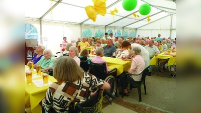 Dank des aufgestellten Zeltes behielten Bewohner und Mitarbeiter des Seniorenwohnens Westpark trockene Füße und konnten unbeeindruckt von Regen und Gewitter ihr Sommerfest feiern. (Foto: pi)