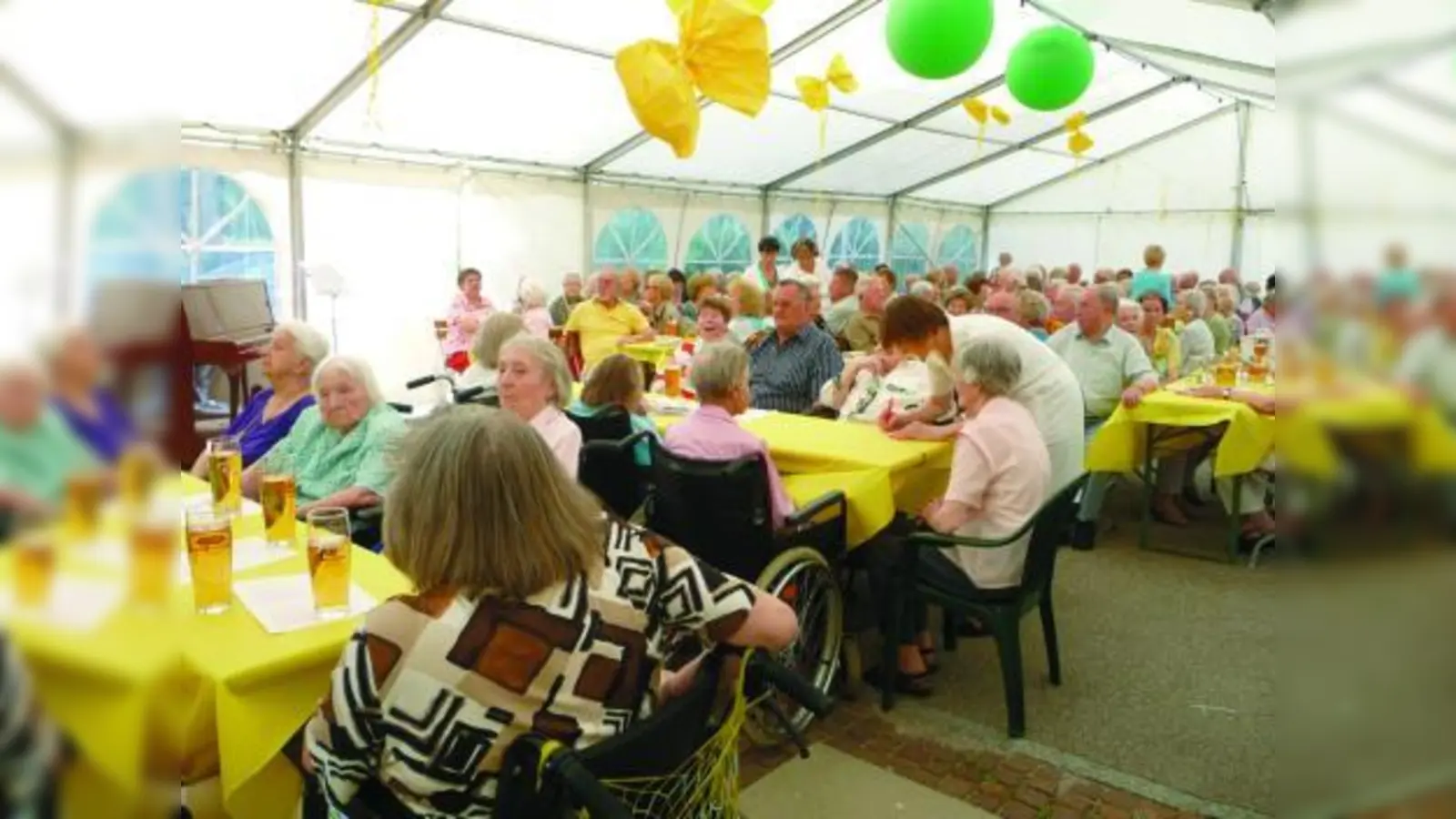 Dank des aufgestellten Zeltes behielten Bewohner und Mitarbeiter des Seniorenwohnens Westpark trockene Füße und konnten unbeeindruckt von Regen und Gewitter ihr Sommerfest feiern. (Foto: pi)
