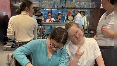 Das inklusive Team des Café MiA begrüßte die Gäste bei der offiziellen Eröffnung. (Foto: MiA e.V.)