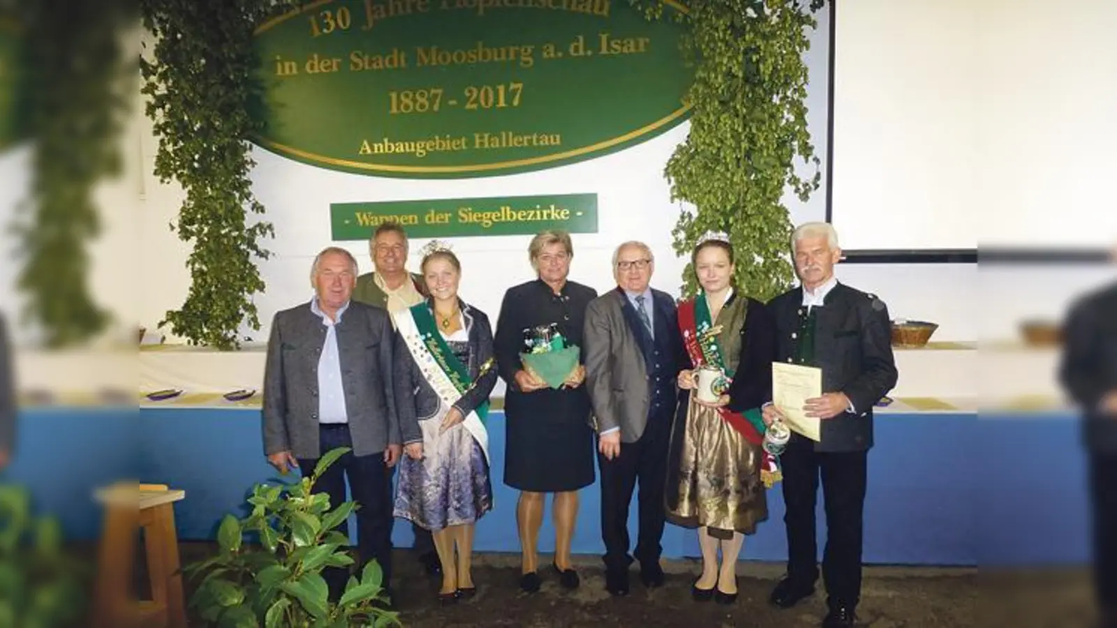 Mit Josef Bauer-Eberhart (rechts) freuten sich unter anderen die Hallertauer Bierkönigin und die Hopfenkönigin.	 (F.: privat)
