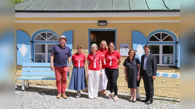 Innenarchitekt Bernhard Rückert, Stefanie Geiger, Monika Webersberger, Monika Döring, Martina Lehmhofer (alle Abteilung Tourismus) und OB Florian Hartmann (v. l.) (Foto: Stadt Dachau)